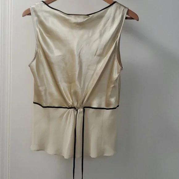 Elegant Cream Sleeveless Top - Picture 2 of 8